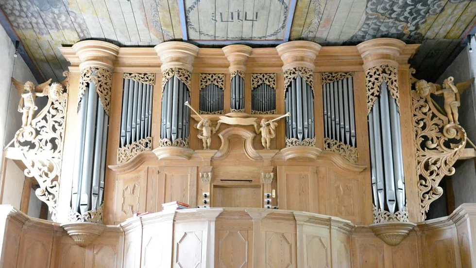 Kyrkans orgel är en av de bäst bevarade 1700-talsorglarna i Skandinavien, berättar Franz. I taket står Jesus från Nasaret judarnas konung på hebreiska.