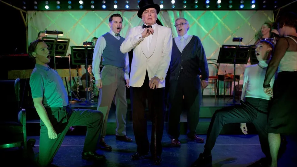 "Jag blir nog aldrig bjuden dit igen". Sonny Enell (unge Göthe), Niklas Riesbeck (Göthe), Lars Humble (Karl Gerhard),Hans-Peter Edh (äldre Göthe) och Oscar Pierrou Lindén (Viktor) i Malmöoperans musikal om Göthe Eriksson och Karl Gerhard.