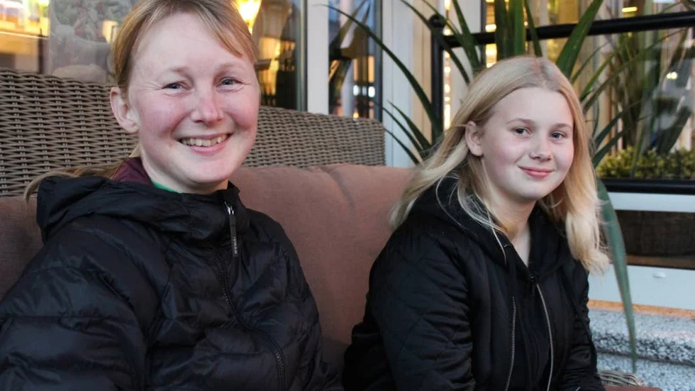 Mor och dotter, Karina och Emma Dahl, hade en mysig fikastund på stan.