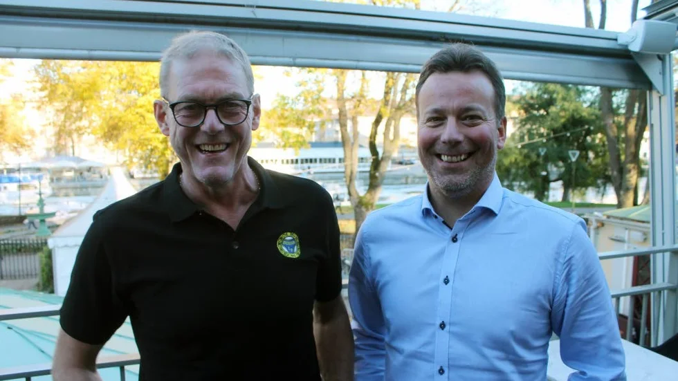 HALLGLÄDJE. Ola Grönberg och Svenne Olsson kan konstatera att på fredag görs första ispasset inomhus i den nya hallen i Söderhamn. Broberg kom i mål i samma kamp som IFK Motala har nu.