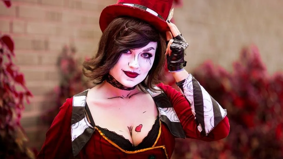 Moxxi kommer från en tv-spels serie som heter Borderlands. Hon är en väldigt självsäker och självständig karaktär, något som fick mig att dras till henne. Hennes dräkt är även väldigt intressant och jag kände att få göra den skulle vara en utmaning, både sett till hur jag skulle göra själva dräkten, men även att våga ha den på mig. Som man kan se så är den ganska lättklädd och vågad, något som till en början skrämde mig, men i efterhand har det bara stärkt mitt självförtroende att faktiskt våga göra Moxxi!