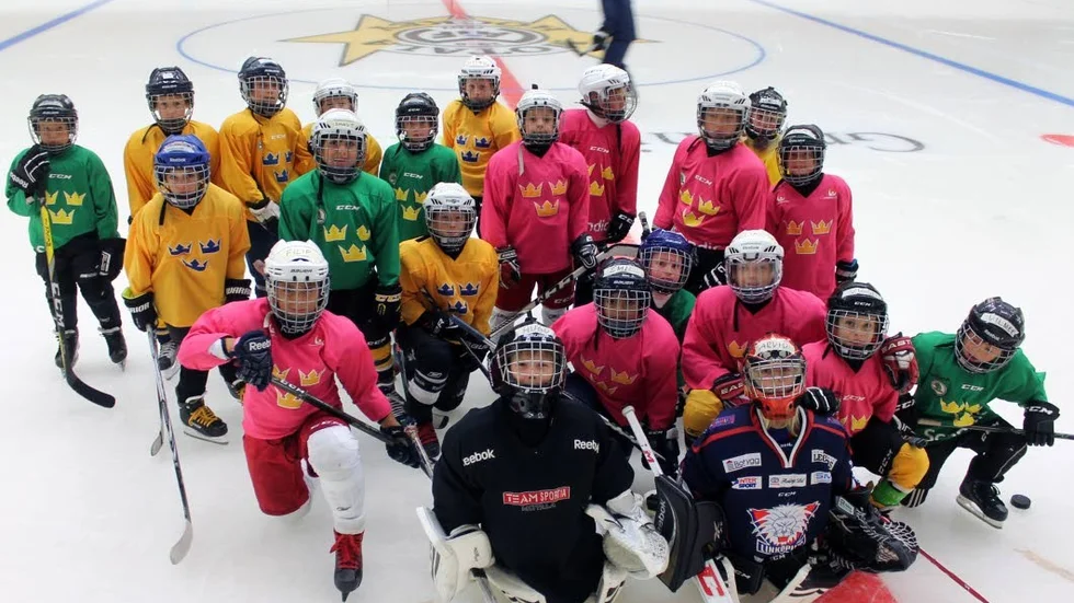 SOMMARHOCKEY. Här är några av knattarna som spelar ishockey hela veckan i Exeohallen när Motala AIF anordnar sommarhockeyskola.