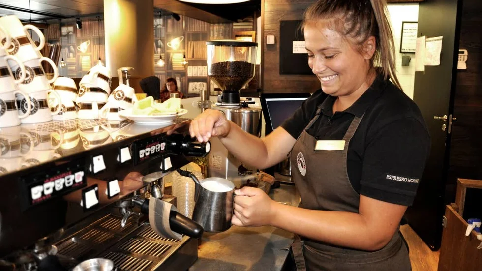Espresso House flest gäster på sommaren, här är Therese Åkesson som skummar mjölk.