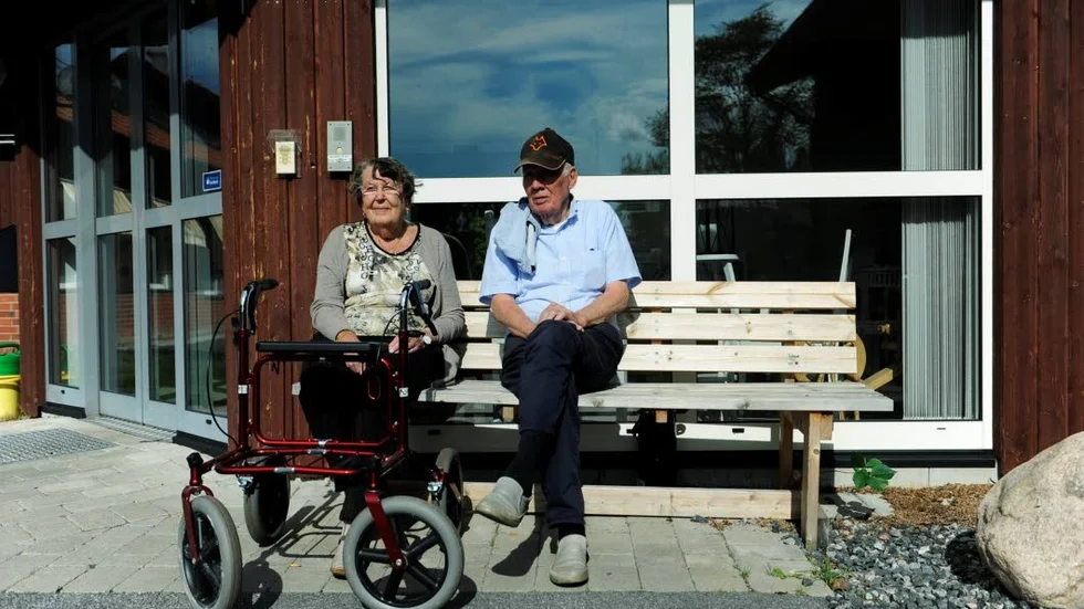 Ulla Brannemark och Bertil Granberg satte sig ute i solen medan skoleleverna åt utelunch.