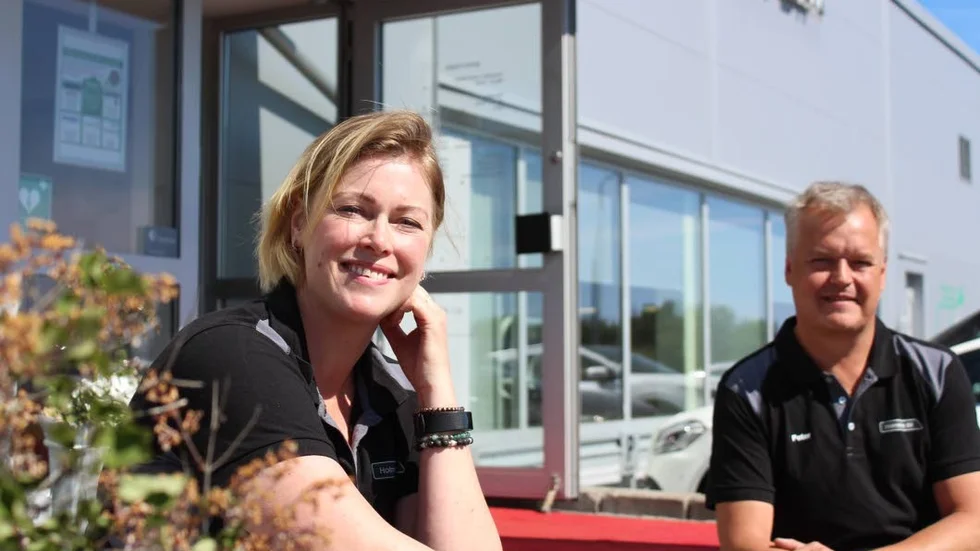 Malin Peterson och Peter Andersson på Holmströms bil i Västervik gläds åt hedersutmärkelserna.