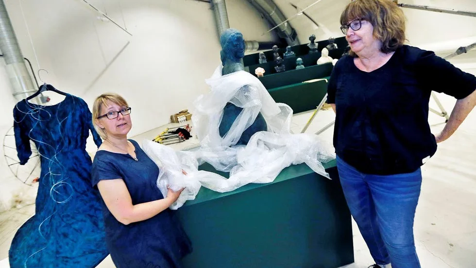 Cecilia Lindheimer och Stina Opitz framför "Fontänfigur" av Gottfrid Larsson samt "Vandraren" av Stina Opitz.