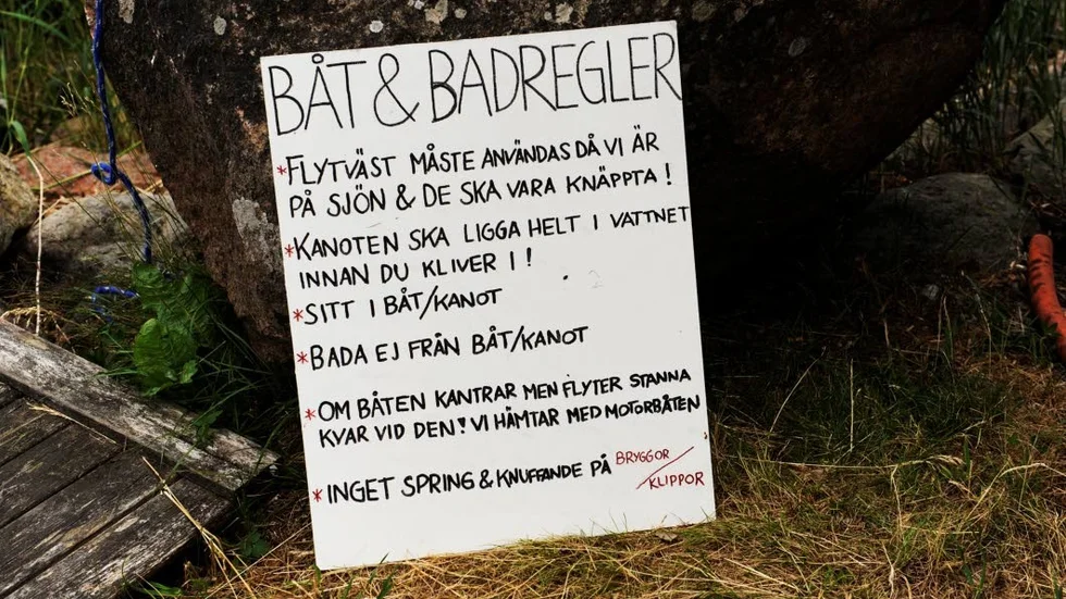 Vid bryggan står en skylt med alla båt- och badregler.