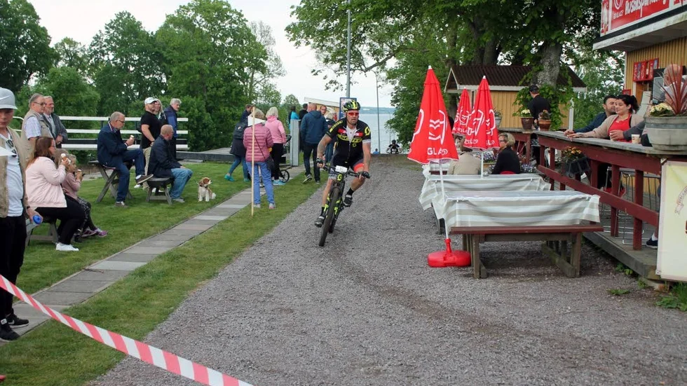 TURISTPARKETT. I skog och turistkvarter slingrade sig MTB-Vätterns bana, här genom glasscaféet i Borenshult.