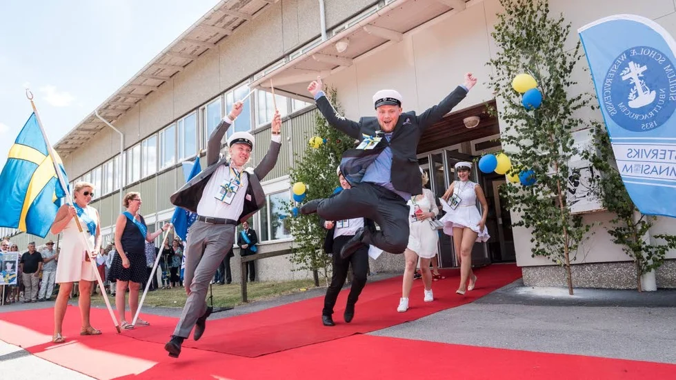 Här springer nybakade studenter ut från Västerviks Gymnasium.