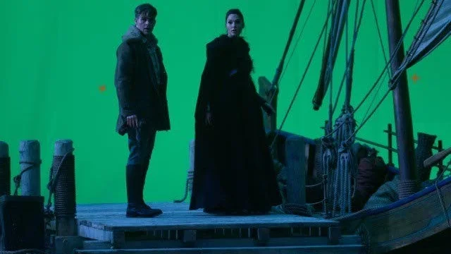 Bild från filminspelningen vid Warner Bros studio i Storbritannien. På bild Chris Pine och Gal Gadot.