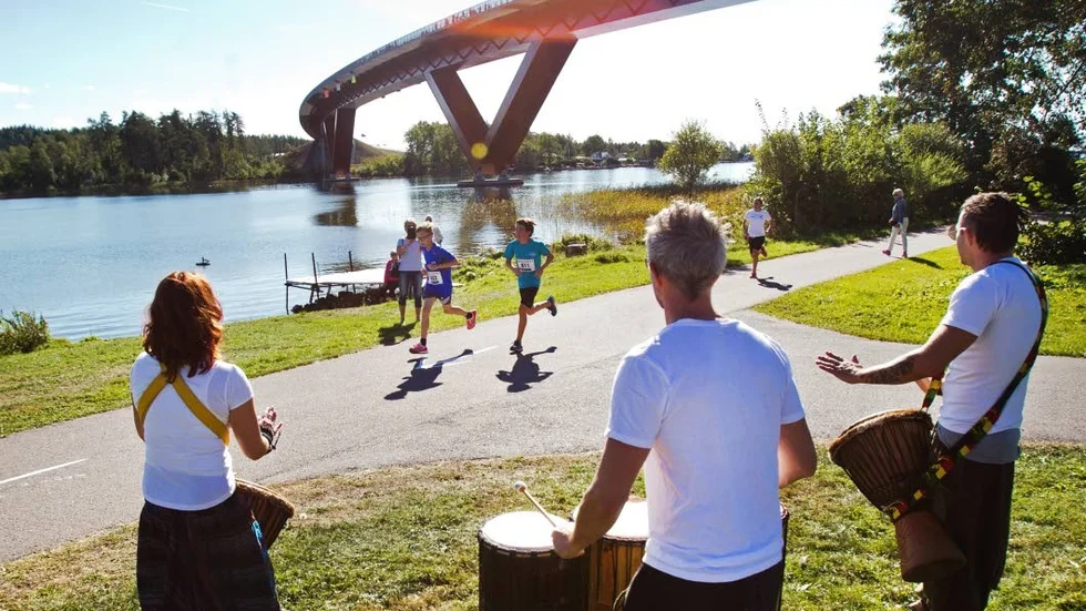 På lördagen infaller en av årets hetaste idrottsdagar i Motala, dagen för Broloppet som har blivit hela stans motionslopp, skriver Jens Bollius.
