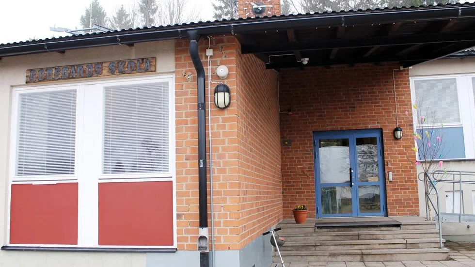 Landsbygd. Skolor, barnomsorg  och ideella organisationer är några viktiga faktorer för en levande landsbygd. På bilden Godegårds skola.