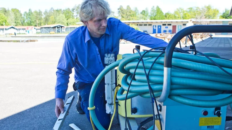 Rickard Johansson servar den ena pooldamsugaren.