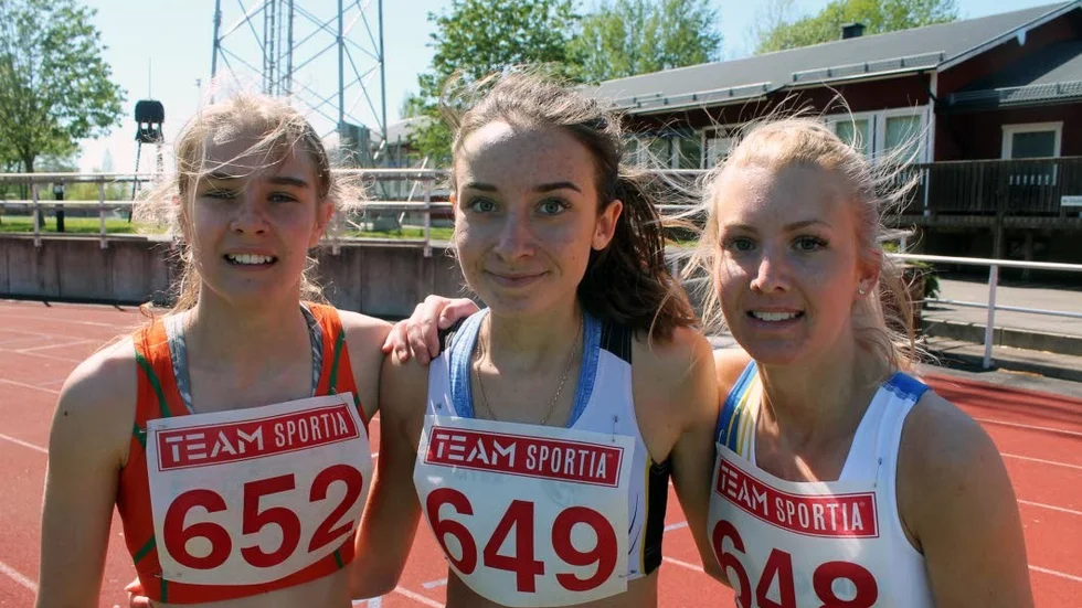 MEDALJTRIO. Klara Frih, Åsbro, Emily Fielder, Maif, och Thea Boström, Tjalve, kom etta, trea och tvåa i Platenspelens kombinerade 800-meterslopp.