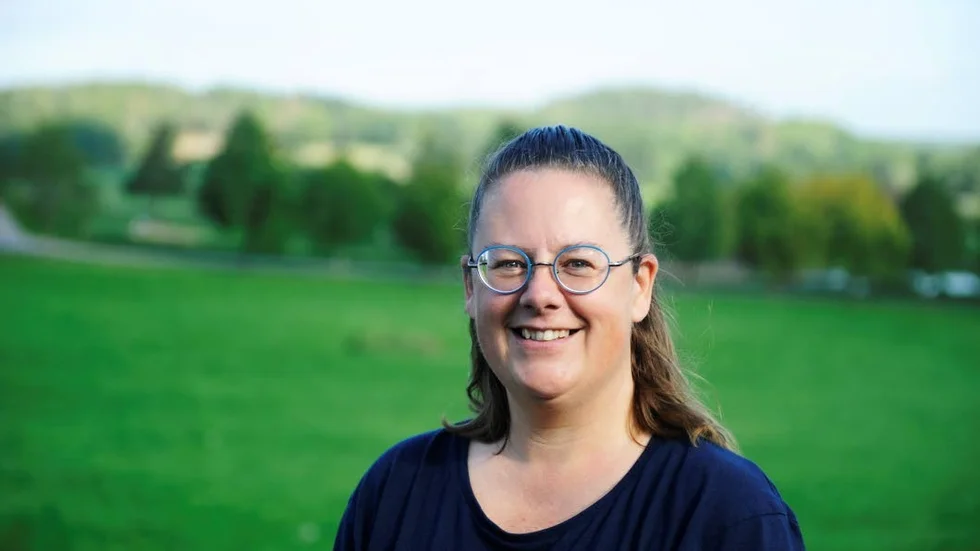 Maria Bruzell lär eleverna att köra grävmaskiner. Hon gillar att arbeta med ungdomar och kommer närmast från ett liv som egenföretagare.
