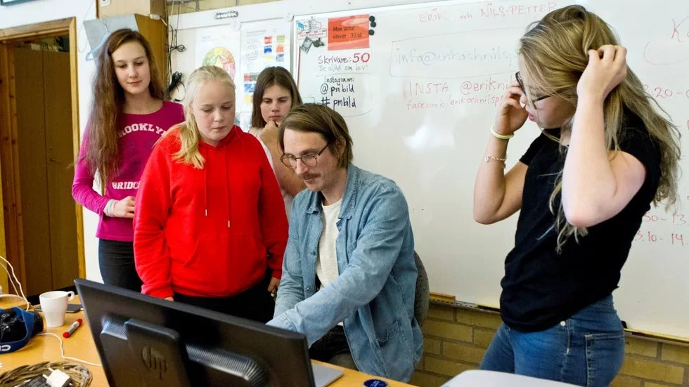 TILLSAMMANS. Theresia Rydberg, Elsa Zewebrand, Hulda Trygg och Kajsa Sundström bollade ideér med Nils Petter Löfstedt.