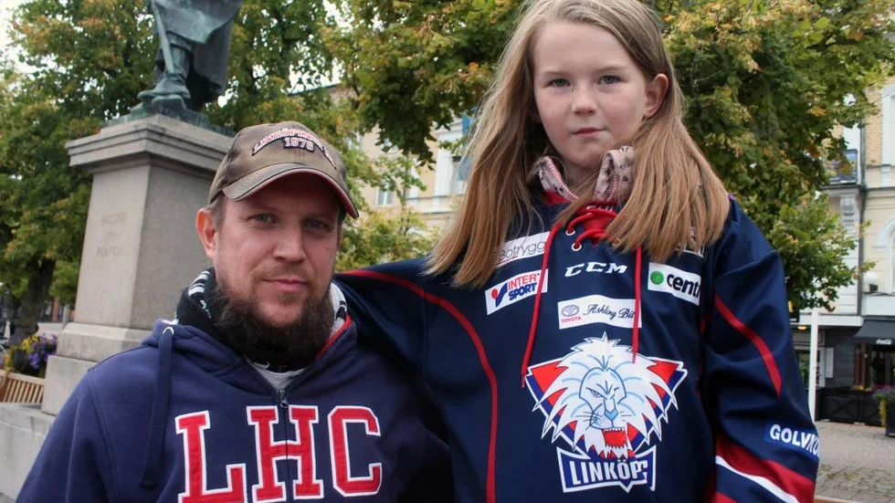 SUPPORTRAR. Linköpings HC har sina fans även i Motala, som Björn Malm och dottern Alexis Malm. "Antingen gillar man eller hatar man LHC här", säger Björn.