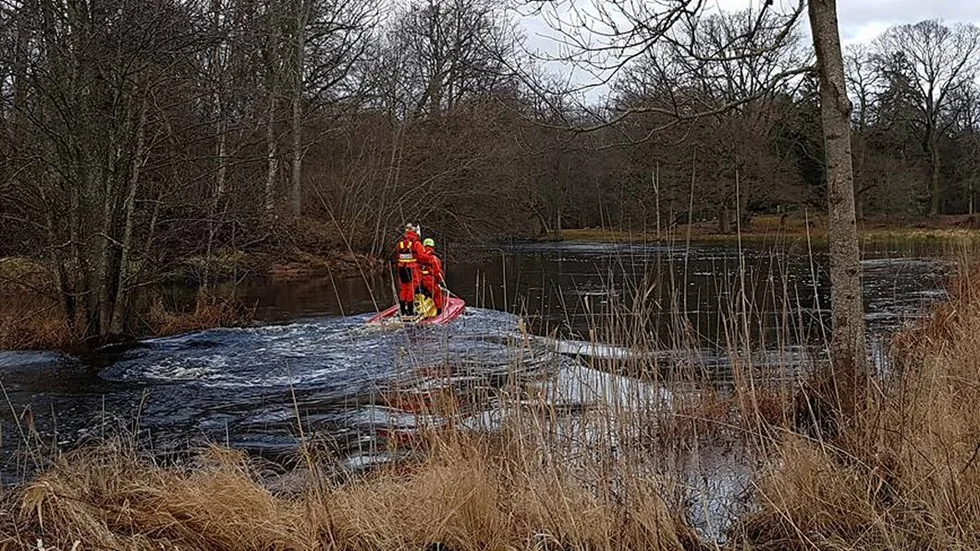 Räddningssällskapet i Kalmar söker efter en drunknad person i Alsterån.