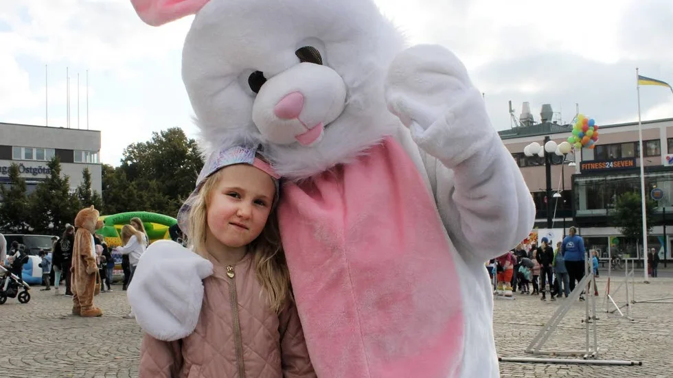 KRAMIGT. Meja var ett av många barn som gärna ville kramas med med djurfigurerna på Stora torget.