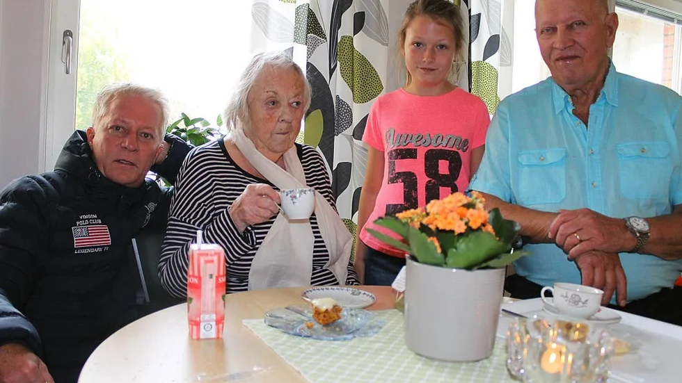 Familjen samlad. Björn, Inga, Lisa och Henrik. Samtliga med efternamnet Karlsson.