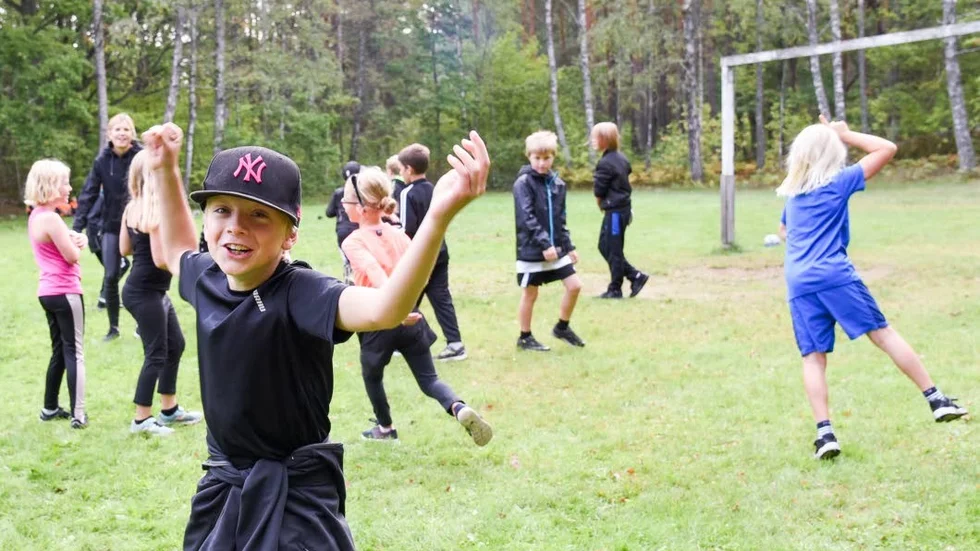 Innan joggingturen värmde eleverna upp ordentligt. Harry Liljander och de andra hoppade runt för fullt.