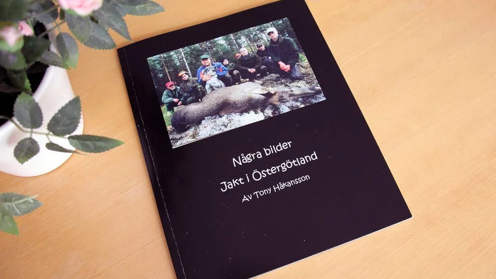 Ny. Ett jaktlag från Ödeshög pryder omsaget på boken.