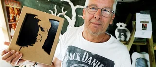 Han sågar till porträttavlor