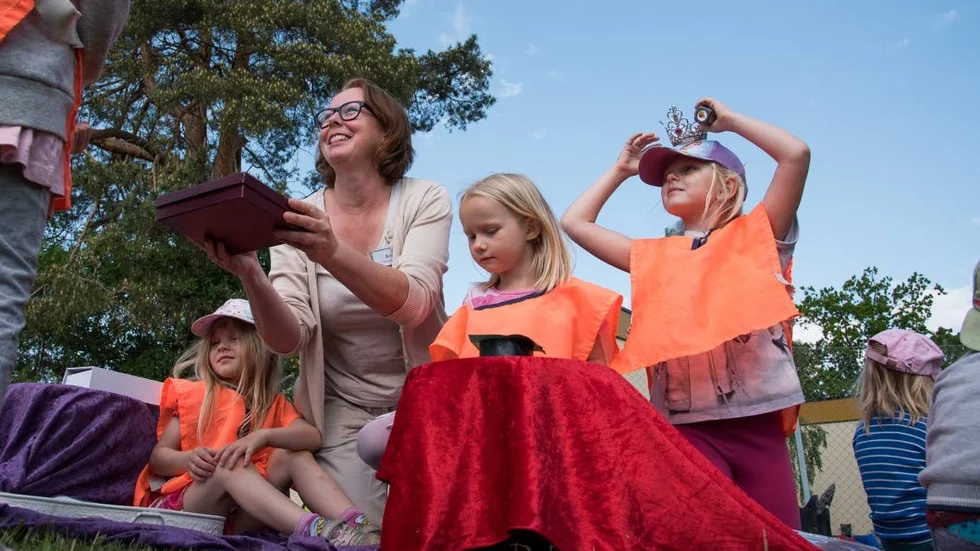 Skönt att varva ner med sagostund tycker Junie Svensson, Anki Ingmarsson , förskollärare; Nathalie Ravantti, Elsa Helga.