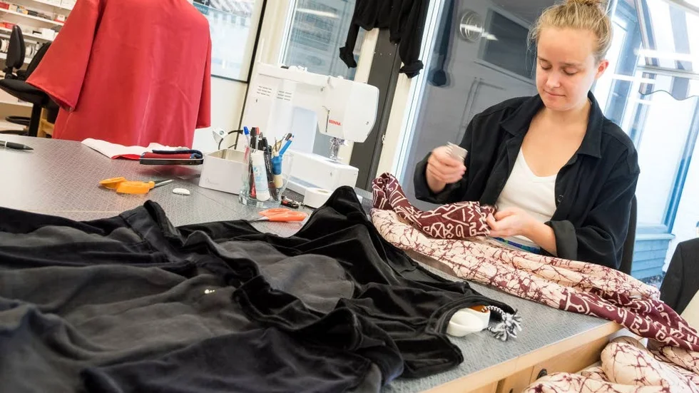 Här arbetar Lisa Oknelind in i det sista med förberedelserna till utställning och modevisningen på lördag i Västervik. Lisa är en av fem studerande på utbildningen Textil och design sömnad, Gamleby folkhögskola.