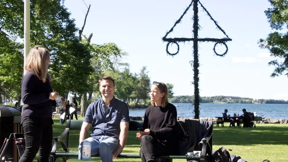 Programledaren Anders Lundin på gott humör framför Vadstena slott.