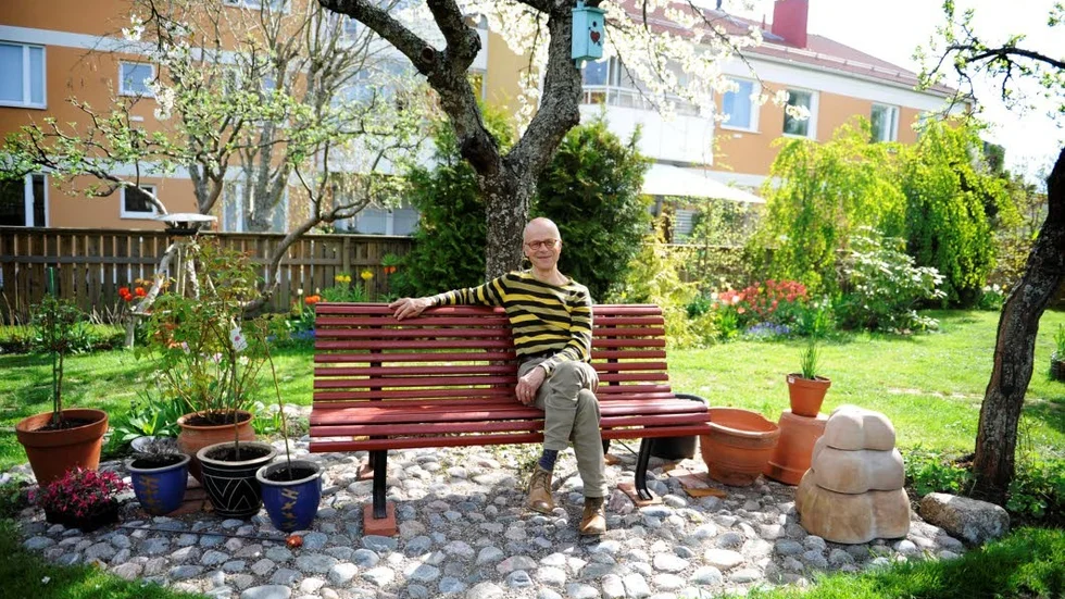 I boken skriver Lars Sköldstam, reumatolog och docent i reumatologi, vartannat kapitel. Hans före detta granne Jan Onoszko är medförfattare.