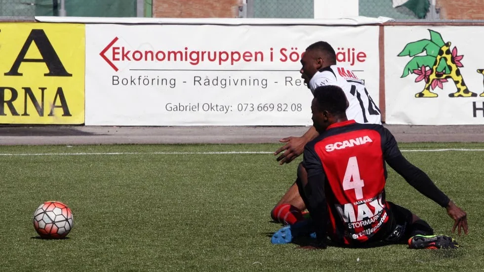 STOPP. Södertäljes mittback Hassan Kanneh får stopp på Motala AIF:s anfallare Grace Tanda. Det var en tam dag för Tanda i Maif, för hela laget offensivt.