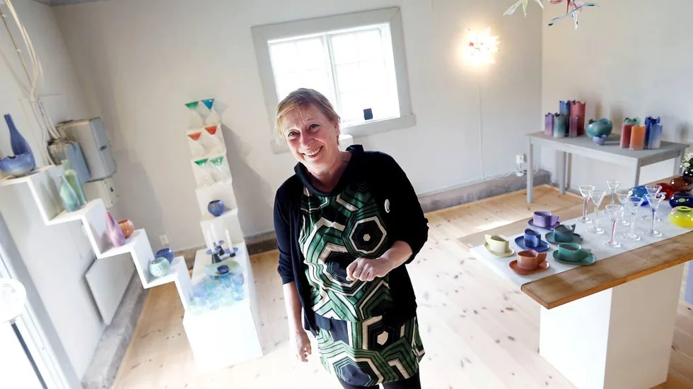 Annette Alsiö bland sitt glas, Brygghuset i Medevi.