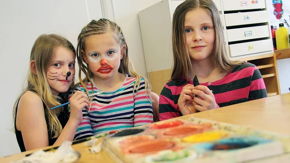 Stella Ahlgren, Elsa Mildh och Cornelia Hallberg testar ansiktsmålning. Senare ska de öva på sin zombieteater.
