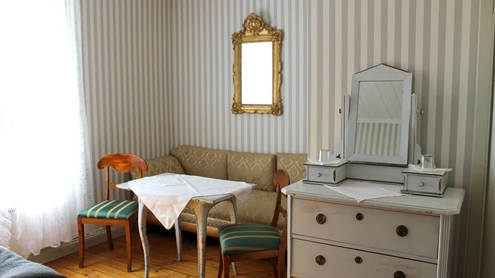 Hotellrum. Resbyggningen 8, är ett av de tolv hotellrummen som har renoverats.