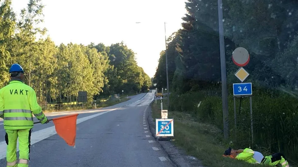 Vakt. Ett körfält är avstängt och i cirka tre kilometer är hastigheten nedsatt till 30 km/h.