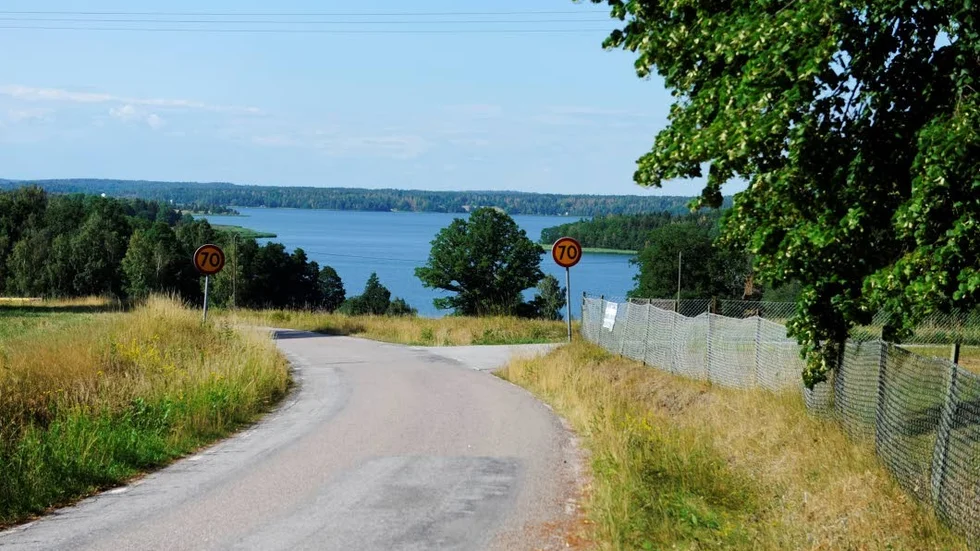 Framme vid 70-skyltarna tar man höger till restaurangen. Utsikt över Gamlebyviken.