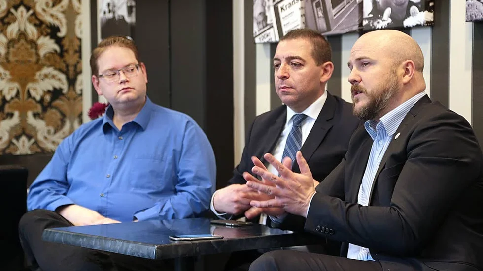 Kommunalrådet Daniel Andersson (L),  Liberalernas rättspolitiske talesperson Roger Haddad och riksdagsledamot för Östergötland Mathas Sundin under mötet i Ryd.