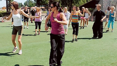 Många dansade zumba i solskenet.