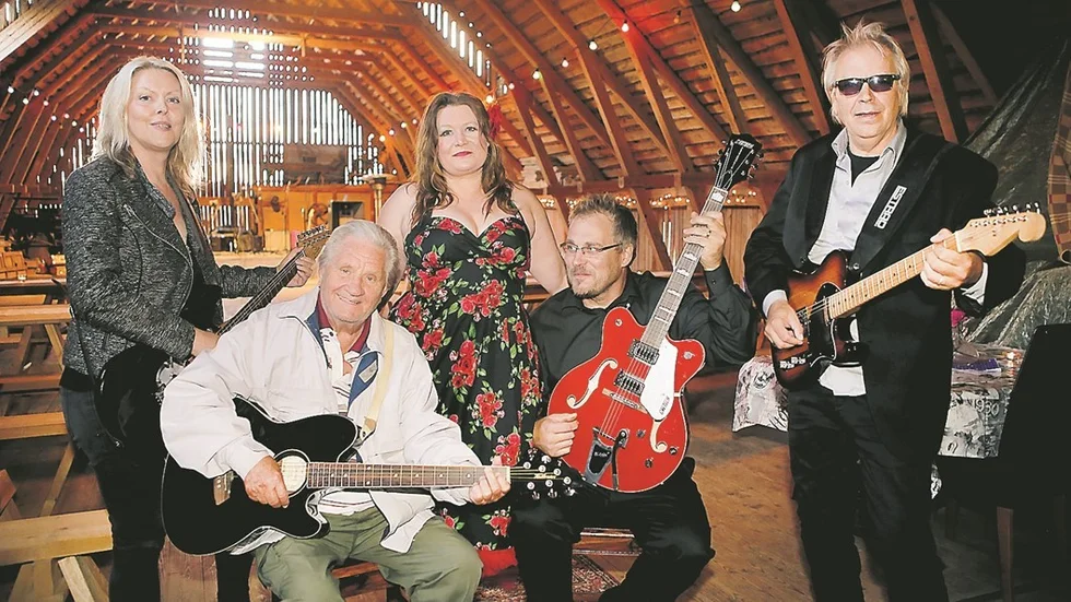 Från vänster Sylvia Engerblom, Little Gerhard, Mikaela Rollborn, Patrik Rollborn och Lasse Engerblom. Foto: Roelof Stroetinga