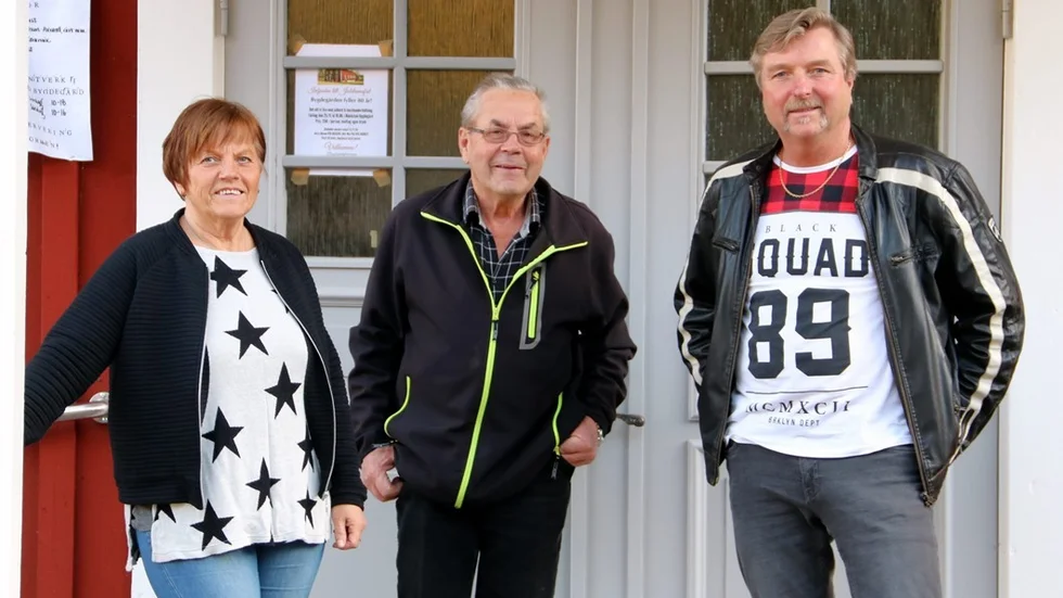 Ulla Jacobsson, Mats Fransson och Gerry Nyman, bjuder in och berättar om Blackstad bygdegårds historia. Foto: Liselotte S Johansson