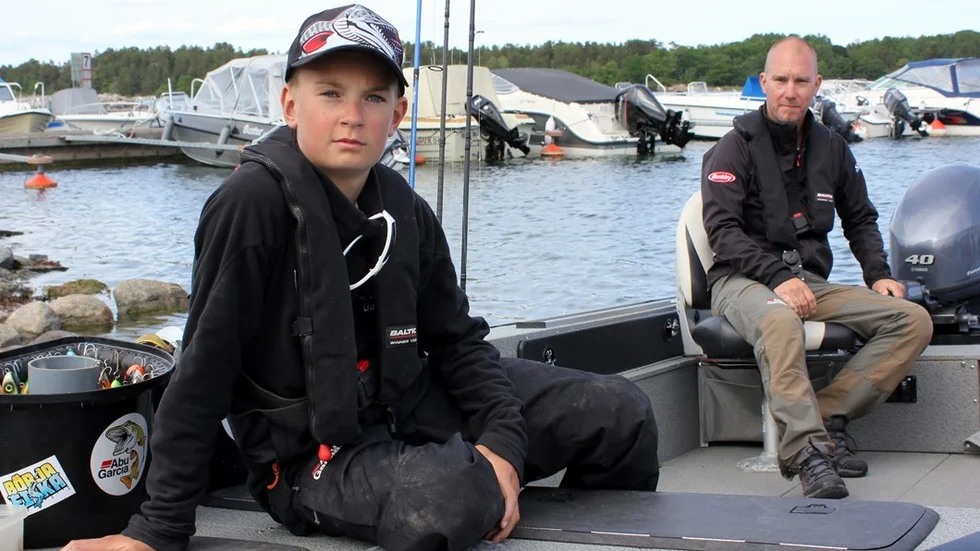 Adrian Lundberg har under våren och sommaren deltagit i en fisketävling för barn och ungdomar. Nu är han en av finalisterna. Om han blir den som vinner vet han först den 10 september. Foto: Lena Dahlberg