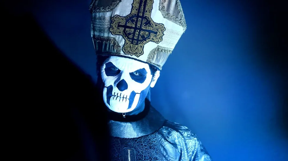Den mytiske Papa Emeritus är sångare i Ghost.