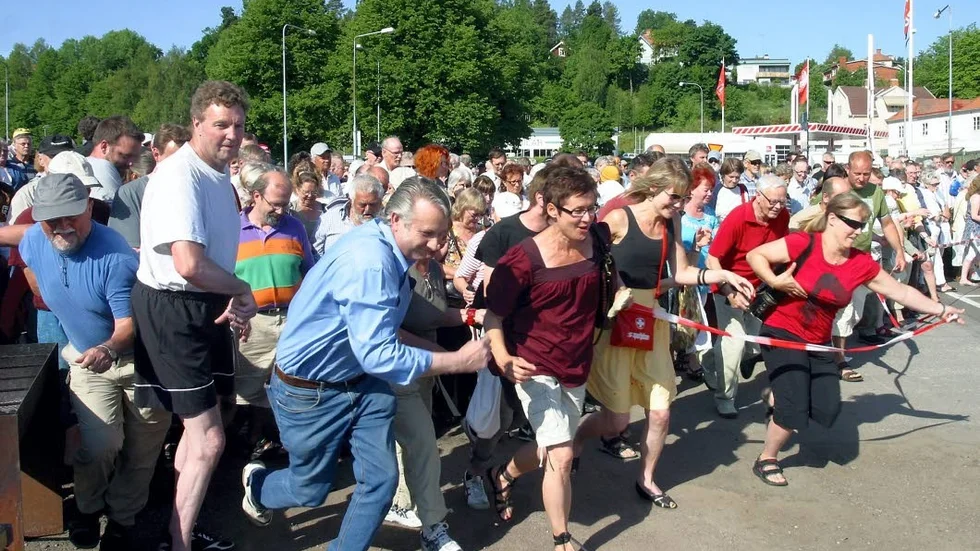 Rusning. Avspärrningsbandet klipps exakt klockan 9.00 vid loppmarknaden 2008.