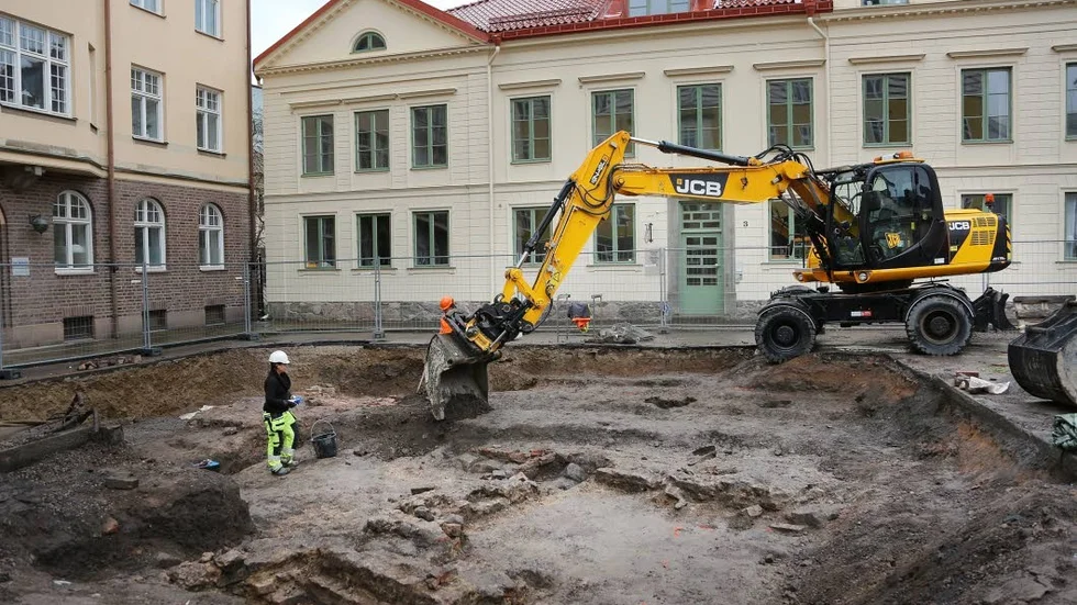 Klosterkyrkan. Arkeologerna hoppas hittas fler murar som kan kopplas till klosterkyrkan. Själva klostret döljer sig under huset till vänster.