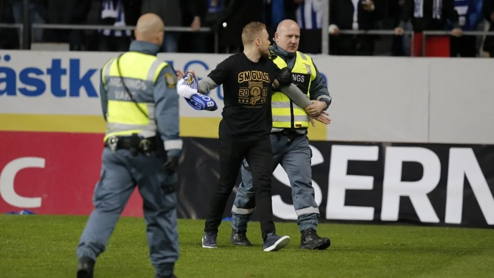 GÖTEBORG 2016-04-27 
Frölundas guldhjälte Mats Rosseli Olsen sprang in på planen under avbrottet vid den allsvenska fotbollsmatchen mellan IFK Göteborg och Malmö FF på Gamla Ullevi i Göteborg. 
Foto Adam Ihse / TT / Kod 9200