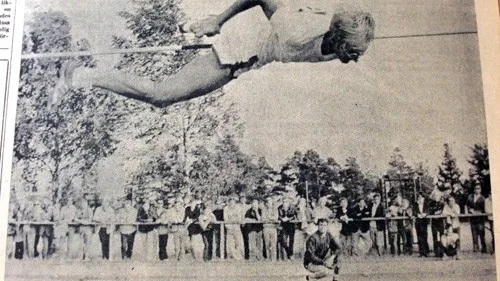 Bilden på segerhoppet i Vimmerby Tidning måndagen den 7 juli 1969. Staffan vann på färre hopp då tre man slutat på samma höjd. Foto 1969 Nils-Erik Pettersson, då sommarvikarie på redaktionen.