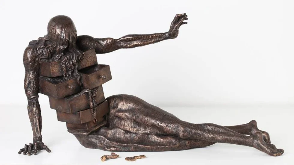 Kvinna/man. ”The anthropomorphic cabinet” i brons.