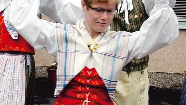 På midsommaraftonen roades de äldre av hembygdsgillets dans.