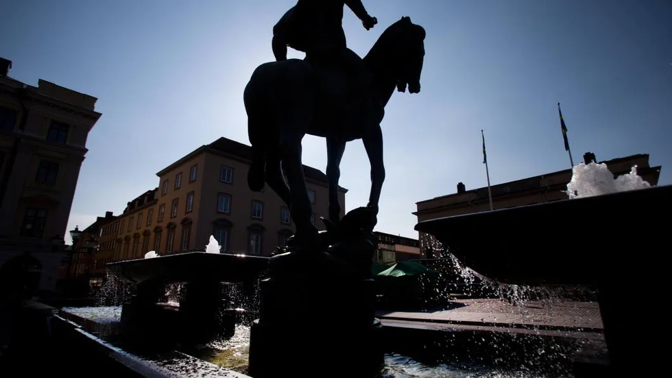 Ett förslag vill riva statyn på Stora torget.